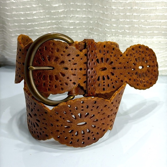 Fossil Accessories - (Z6) Fossil leather belt with cut-out design, size M